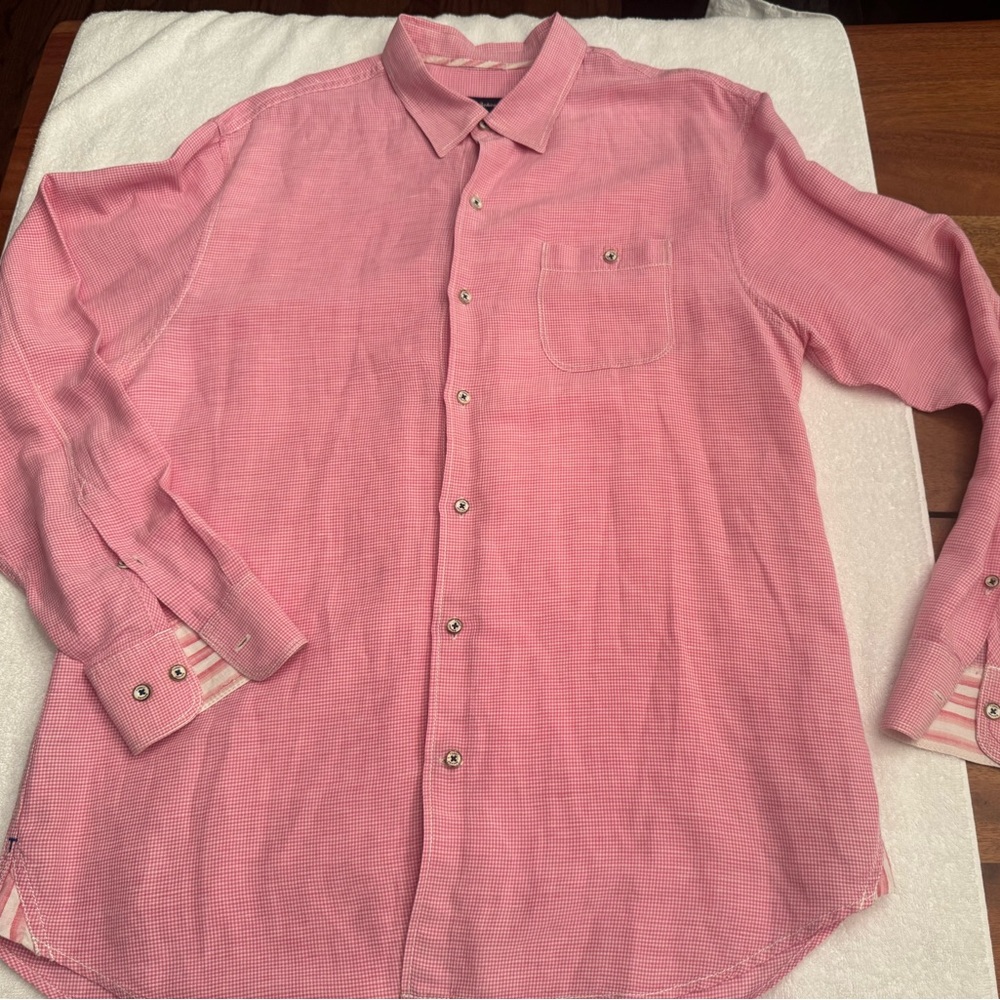 Tommy Bahama Casual Pink Button-Down Shirt. Excellent condition. Size Large.